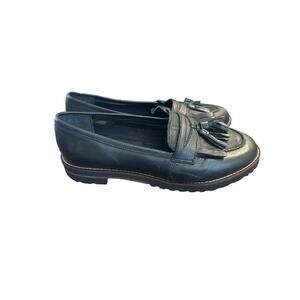 Women’s Osos Classic Tasseled Loafers. Size 9